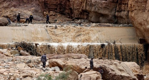 سيول تجتاح بلدات عديدة في لبنان... واستنفار في الدفاع المدني