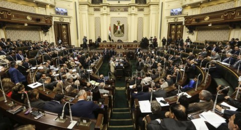 البرلمان المصري يفرض ضريبة جديدة على حضور المباريات والحفلات